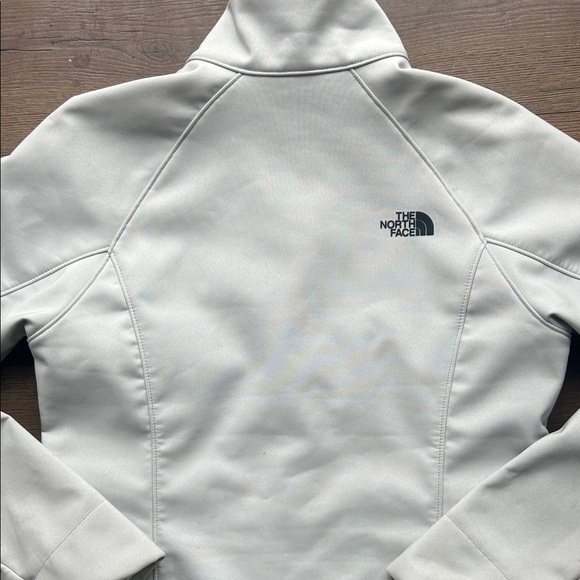 The North Face Women's White Ski Jacket ! Medium - Picture 9 of 9